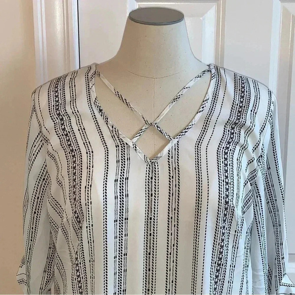 MAURICES Popover Blouse Top Plus Size XXL 2X White Black Stripe Roll Tab Sleeves - Picture 5 of 9